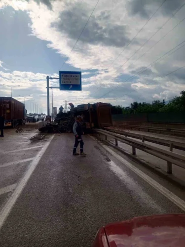 Kocaeli Başiskele’de Hafriyat Kamyonu Köpeğe Çarpmamak İçin Devrildi: Sürücü Yaralı