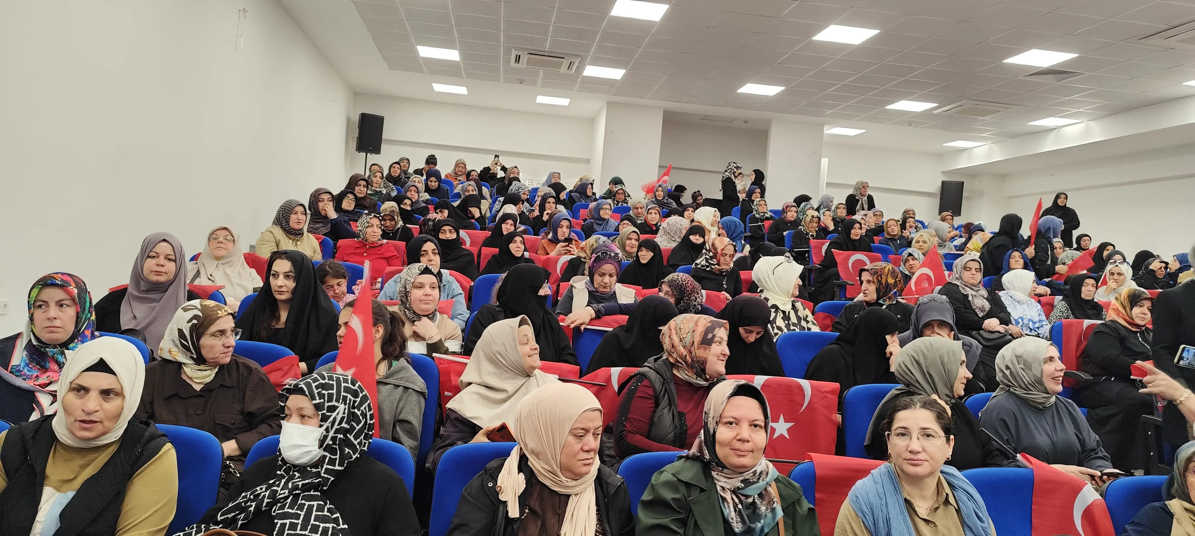 AK Kadınlar Şehitlerimizi Dualarla Andı