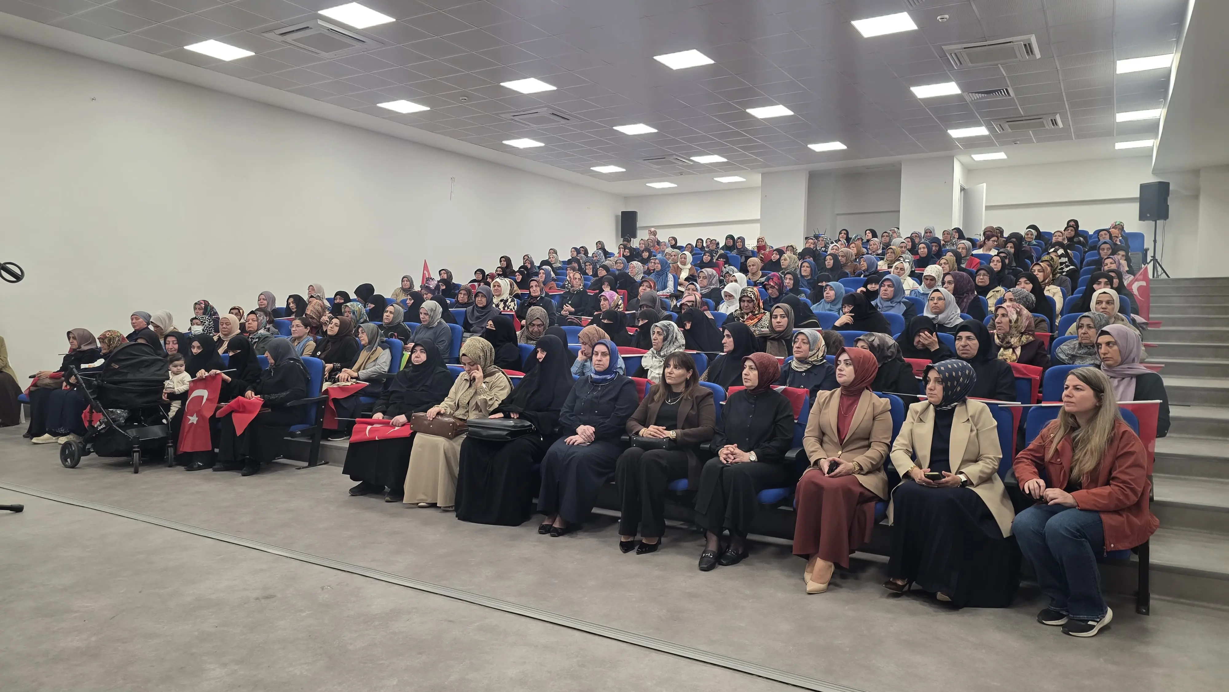 AK Kadınlar Şehitlerimizi Dualarla Andı