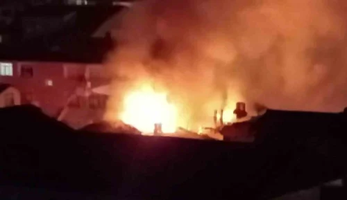 Kocaeli İzmit’te Korku Dolu Çatı Yangını: Geceyi Aydınlatan Alevler Söndürüldü, Yaralı Yok