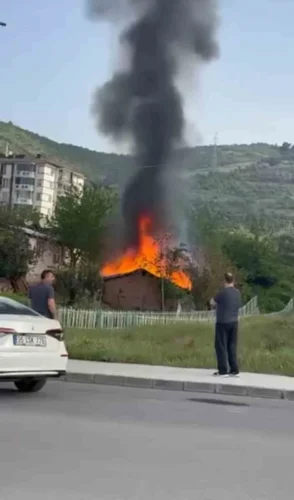 Derince’de Tek Katlı Ev Yangını Söndürüldü: Maddi Hasar Oluştu