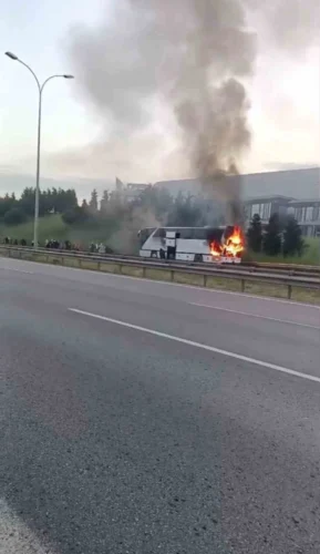 TEM Kocaeli Geçişinde Yolcu Otobüsü Alev Aldı: Yaralı Yok, Yolcular Tahliye Edildi