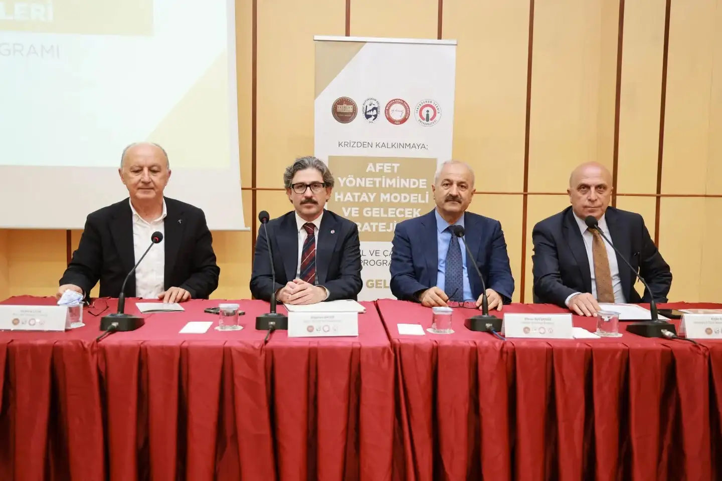 AFET ÇALIŞTAYINDA PAYLAŞTI