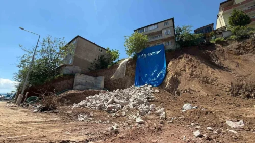Kocaeli İzmit’te Toprak Kayması Paniği: 5 Bina Tahliye, 56 Vatandaş Mağdur! Belediyeye Sert Tepki