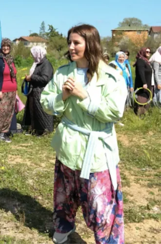 NAGEHAN MALKOÇ  DENİZLİ KÖYÜ’NDE YÖRESEL KIYAFETLERLE KADINLARLA BULUŞTU