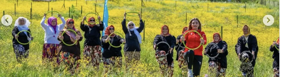 NAGEHAN MALKOÇ  DENİZLİ KÖYÜ’NDE YÖRESEL KIYAFETLERLE KADINLARLA BULUŞTU