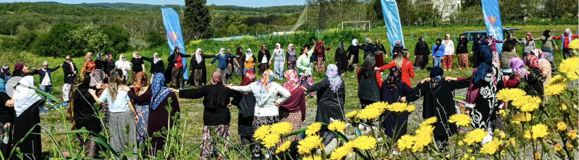 NAGEHAN MALKOÇ  DENİZLİ KÖYÜ’NDE YÖRESEL KIYAFETLERLE KADINLARLA BULUŞTU