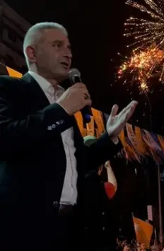 YA YOL GÖSTERİN YA DA SUSUN!