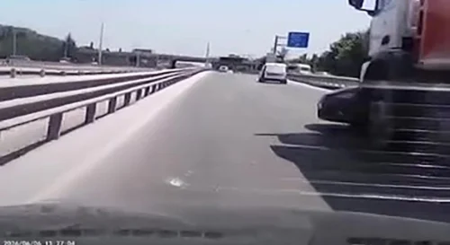 Kocaeli Başiskele D-100’de Kaza: Kamyon Otomobili Metrelerce Sürükledi, O Anlar Kamerada