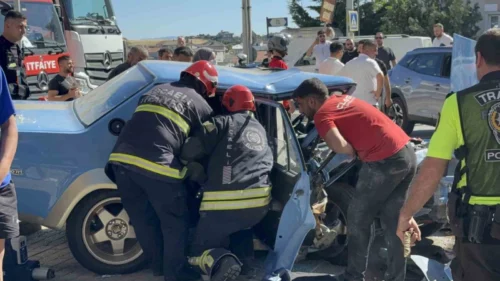Darıca’da Şerit Değiştiren Sürücü Feci Kazaya Neden Oldu: 3 Yaralı, Biri Ağır