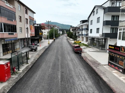 Gölcük Adnan Menderes Caddesi’nde Asfalt Yenileme Başladı: Sürüş Konforu Artacak