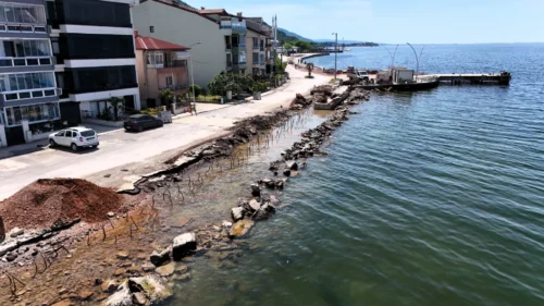 Gölcük Ulaşlı Sahiline Kalkan: Kocaeli Büyükşehir’den Deniz Taşkınlarına Karşı Dalga Kırıcı Set