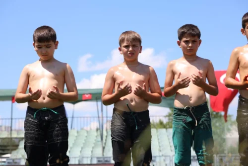 Kocaeli Sekapark Altınkemer Yağlı Güreşleri Başladı: Pehlivanlar İzmit Er Meydanında