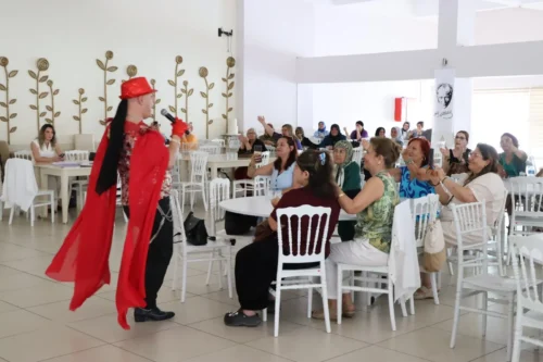 İzmitli Kadınlar Söyleşi ve Matinede Hem Bilgilendi Hem Eğlendi