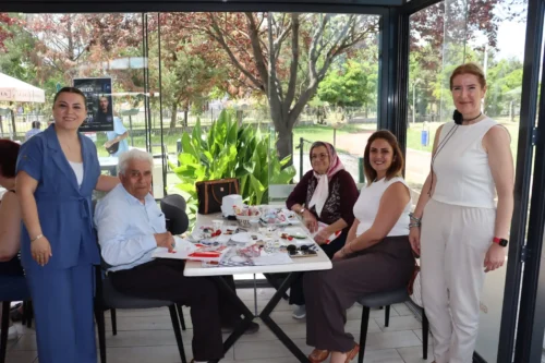 İzmit Gülümse Kafe’de Asırlık Çınarlara Özel Babalar Günü Kutlaması