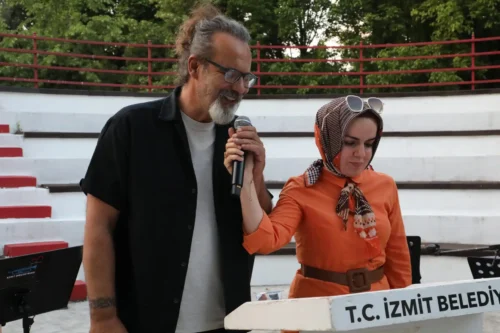 İzmit’te Türk Edebiyatının Unutulmaz İsimleri Şiir ve Müzikle Anıldı