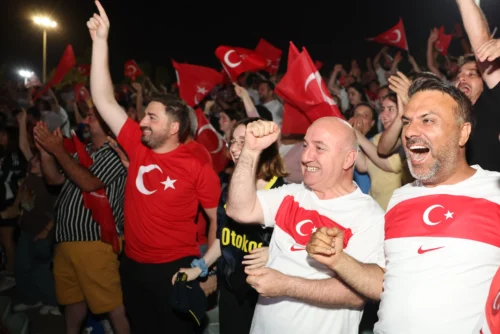 Darıca’da Milli Maç Coşkusu: 3 Dev Ekran ve Ücretsiz Ring Servisiyle!