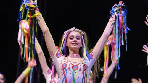 Kocaeli Karneval’da Anadolu Ateşi Kıvılcım Luna Dans Gösterisi Çocukları Büyüledi