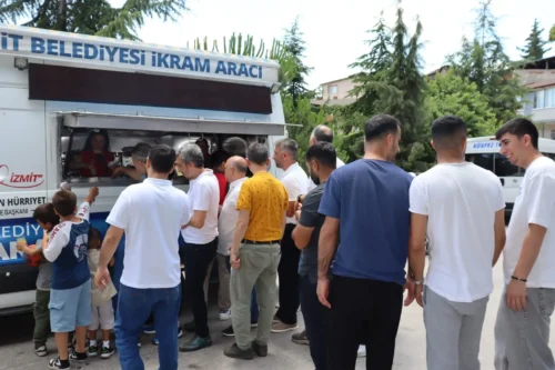İzmit Belediyesi, Necatibey Camii’nde Cemaatle Buluştu: Kek ve Limonata İkramı