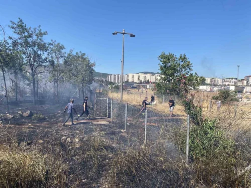 Körfez TEM’de Saman Yüklü Tır Yangını: Evler Tahliye Edildi, 2 Saatte Kontrol Altına Alındı