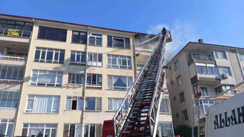 Kocaeli Karamürsel’de Apartman Yangını: Mahsur Kalan Kadın ve Çocuk Kurtarıldı
