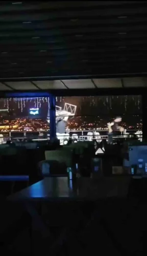 İzmit Marina’da Alkollü Bıçaklı Kavga: Koltuk Fırlatarak Ayırdılar, O Anlar Kamerada