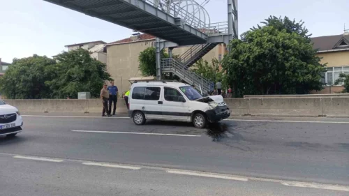 Kocaeli Karamürsel’de Kaza: Hafif Ticari Araç Otomobile Çarptı, 2 Yaralı