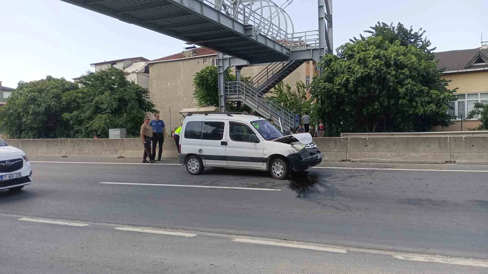 Kocaeli Karamürsel’de Kaza: Hafif Ticari Araç Otomobile Çarptı, 2 Yaralı
