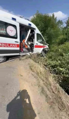 Kocaeli Kandıra’da Ambulans Kazası: Hasta ve 2 Sağlık Personeli Hafif Sıyrıklarla Atlattı