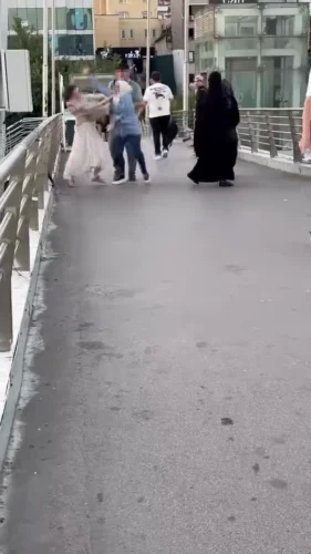 Kocaeli İzmit’te Üst Geçitte Kadın Kavgası: Saçından Çektiği Anlar Kameralara Yansıdı