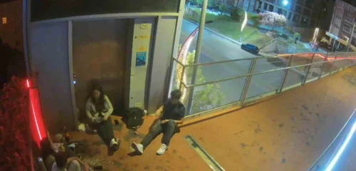 Kocaeli’de Asansörü Engelleyip Çevreyi Kirleten Gençler Kamerada