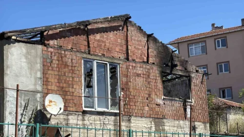 Kocaeli İzmit’te Tek Katlı Ev Yandı: Kundaklama Şüphesiyle Şüpheli Kaçtı