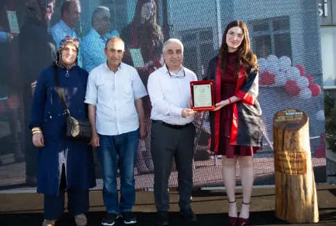 Neşet Yalçın Anadolu Lisesi’nde Görkemli Mezuniyet