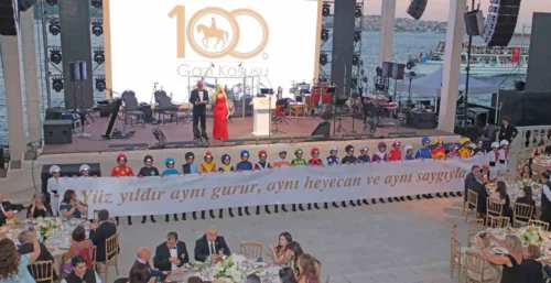 100. Gazi Koşusu Resepsiyonu’ndan Görsel Şölen: Çırağan’da Drone Şovu, FSM’de Tarihi Bayrak