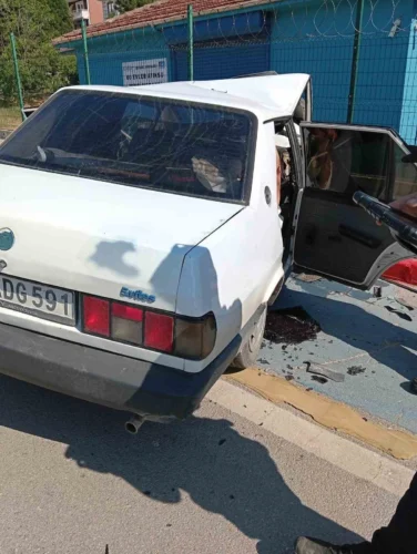 Kocaeli Derince’de Trafik Kazası: Kaldırıma Çarpan Otomobilde Sıkışan Sürücü Kurtarıldı