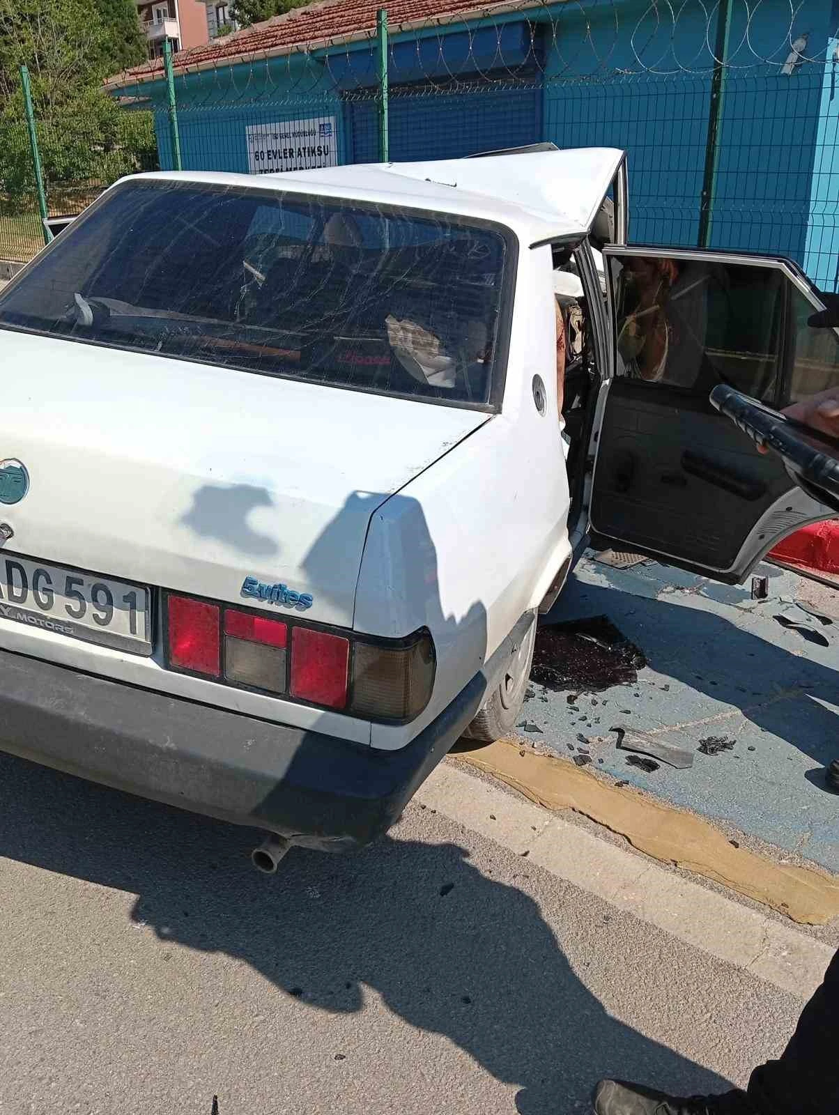 Kocaeli Derince’de Trafik Kazası: Kaldırıma Çarpan Otomobilde Sıkışan Sürücü Kurtarıldı