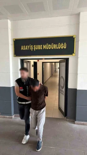 Kocaeli Gölcük’te Sahte Polis Vurgunu: 500 Gram Altın ve 170 Bin Lira ile Otobüste Yakalanıp Tutuklandı