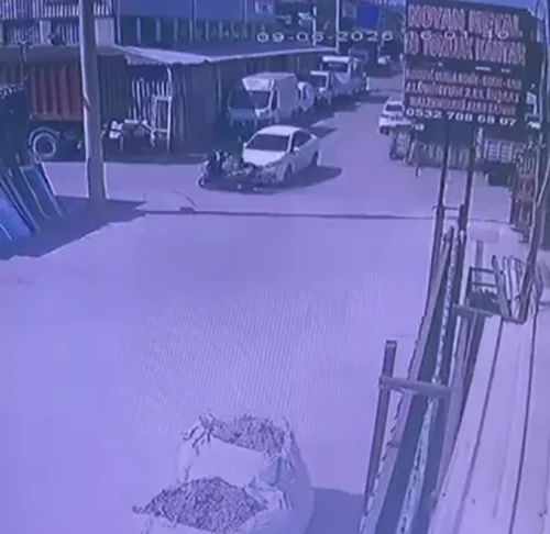 Kocaeli İzmit’te Otomobil-Motosiklet Kazası: Sürücü Yaralandı, Anlar Kamerada