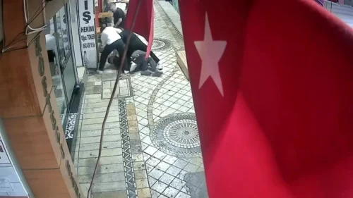 İzmit Kapanönü’nde Dehşet Darp: 4 Kişi Tekme Tokat Saldırdı, O Anlar Kamerada