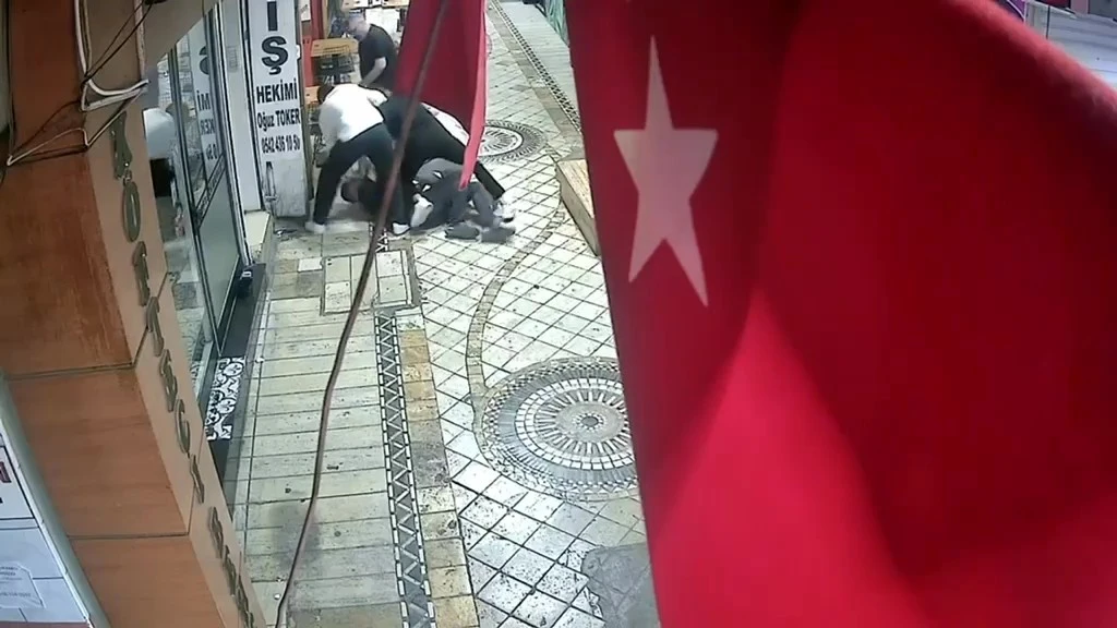 İzmit Kapanönü’nde Dehşet Darp: 4 Kişi Tekme Tokat Saldırdı, O Anlar Kamerada