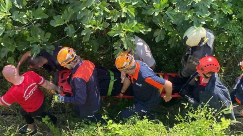 Kocaeli Başiskele’de Direksiyonu Kilitlenen Otomobil Uçuruma Yuvarlandı: Sürücü Zorlu Operasyonla Kurtarıldı