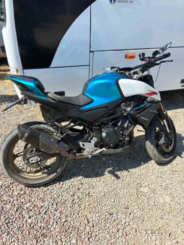Kocaeli Gölcük’te Polis Memuruna Çarpan Motosiklet Sürücüsü Yakalandı: Bacağı Kırıldı