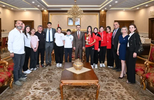 ŞAMPİYONLAR’DAN  VALİ AKTAŞ’A ZİYARET