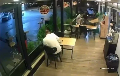 Kocaeli Karamürsel’de Motosiklet Lokantaya Daldı: Müşteri Yaralandı, O Anlar Kamerada