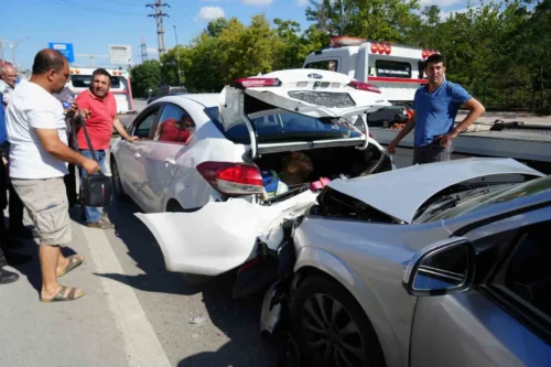 Kocaeli D100 İzmit’te Zincirleme Kaza: 3 Yaralı, Biri Çocuk