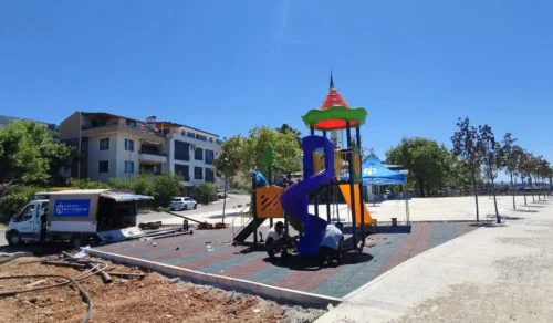 Gölcük Ulaşlı Sahili’ne Kocaeli Büyükşehir’den Yeni Çocuk Oyun Alanı