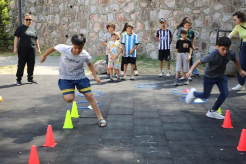 İzmit Mahallelerinde Geleneksel Oyun Etkinlikleri Başladı: Çocuklar Yaz Tatilinde Eğleniyor