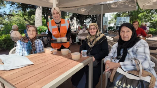 Kocaeli Anne Şehir Gönüllüleri’nden Saygınlar Kulübü’ne Muharrem Ayı Aşure İkramı