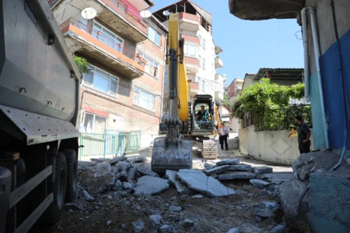 İzmit Belediyesi Erenler Kanlıbağ Sokak’ta Beton Yol Yenileme Çalışması Başlattı