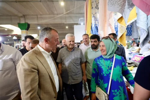 Tahir Büyükakın İzmit Perşembe Pazarı’nda Aşure Dağıttı, Esnafla Buluştu